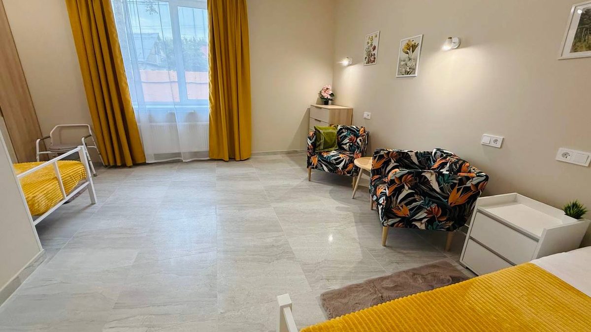 Палата с функциональной кроватью, креслом и большим окном