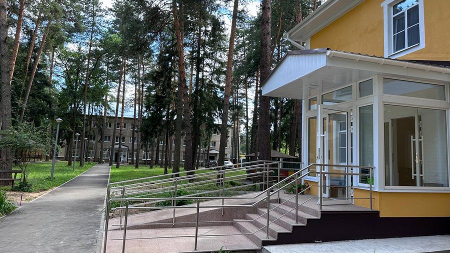 Вход в здание с пандусом и поручнями